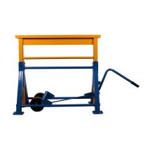 Stabilisatiekrik Mattral 15 ton in blauw en geel uitgevoerd, met bedieningshendel en rubberen wielen